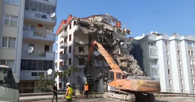 Bursa’da çöken 9 katlı binanın yıkım çalışmalarının yapıldığı görüntüler ortaya çıktı