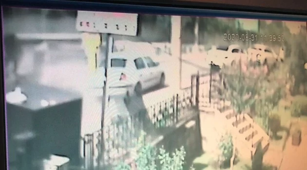 Bursa’da kontrolden çıkan ticarî araç otomobile çarpıp yan yattı