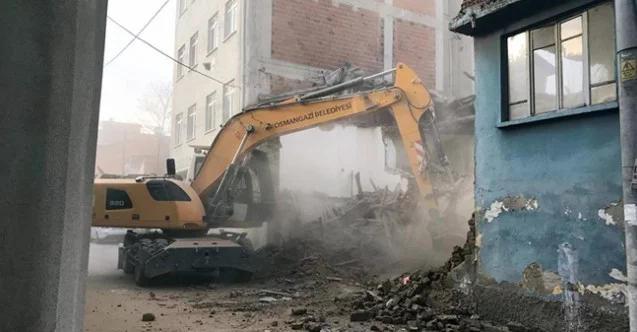 Osmangazi'de metruk bina yıkımları sürüyor