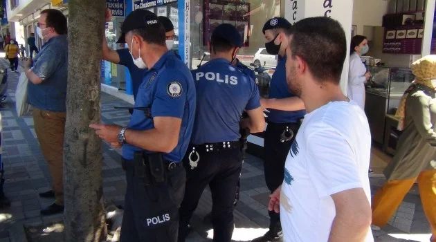 Bursa’da polisler hem ceza kesti hem de maske verdi