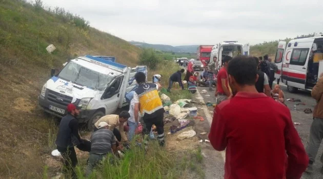 Bursa’da tarım işçilerini taşıyan kamyonet kaza yaptı...2 ölü 22 yaralı