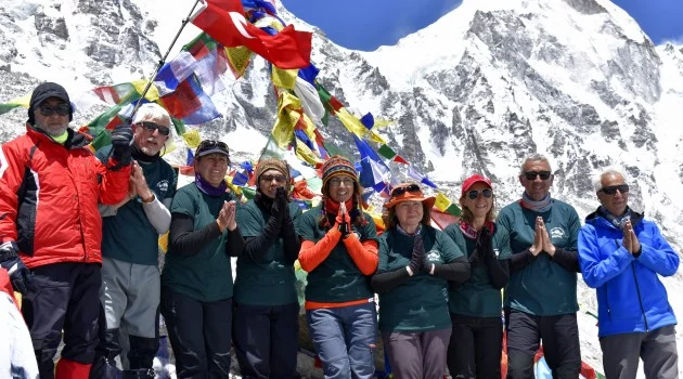 Bursalı dağcılar Türk Bayrağını Everest'e diktiler