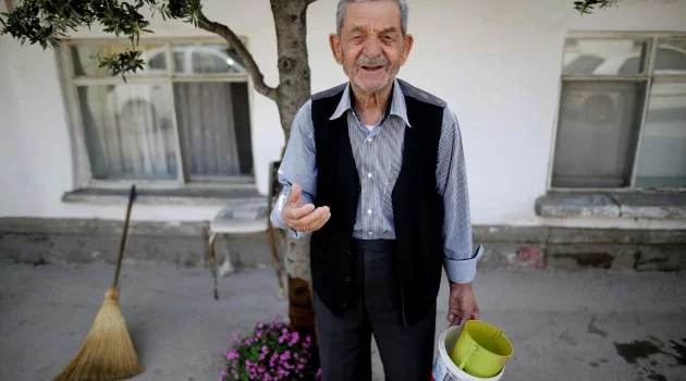 Bursalı Enver amca 86 yaşında ama...Enerjisiyle gençlere taş çıkartıyor