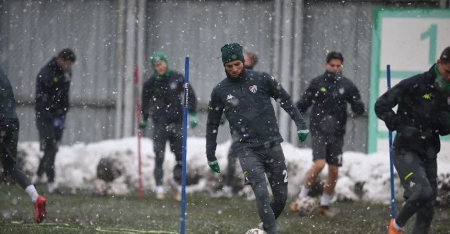 Bursaspor kar yağışı altında Balıkesirspor maçı hazırlıklarına devam etti