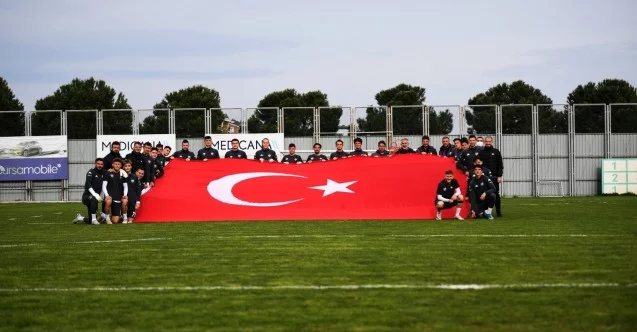 Bursasporlu futbolcular dev Türk Bayrağı açtı