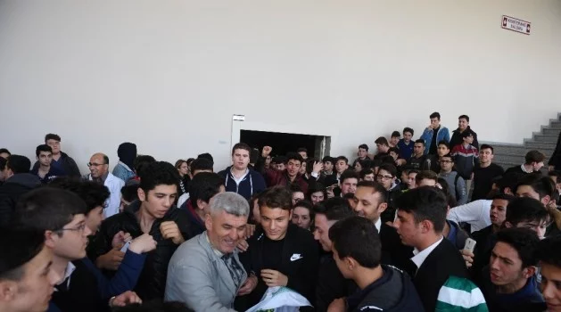 Bursasporlu futbolculara öğrencilerden yoğun ilgi