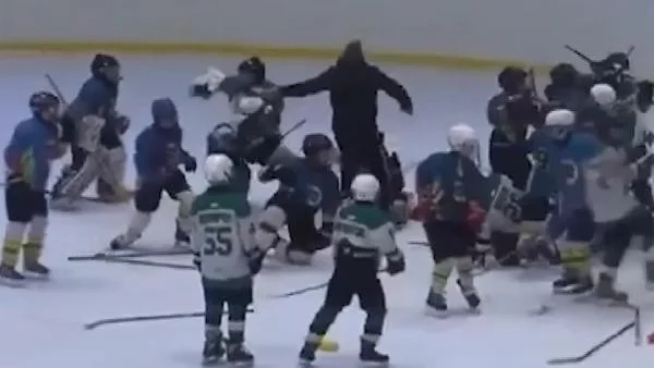 Buz hokeyi maçında antrenör çocukları dövdü