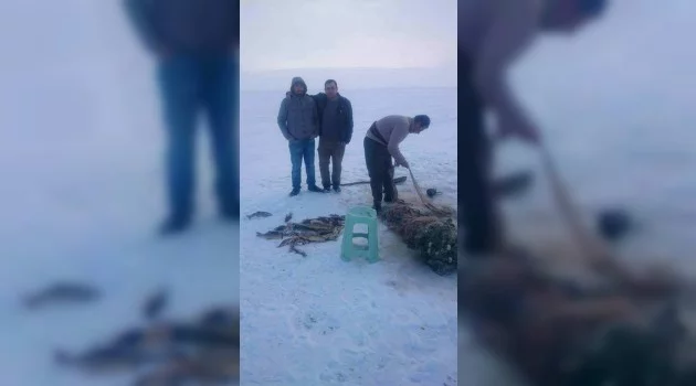 Buzla kaplanan Türkiye’nin en yüksek gölünde balık avı