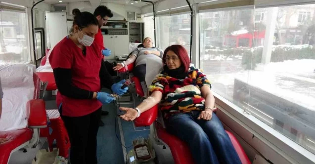 Çanakkale’de vatandaşlar deprem bölgesine kan bağışlıyor