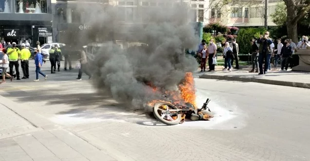 Cezaya sinirlenip motosikleti ateşe verdi