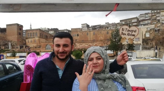 Çorum’dan Mardin’e gelerek halkın önünde sevgilisine evlenme teklif etti