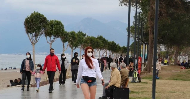 Cumartesi kısıtlamasının Antalya’da sahil ve park yoğunluğu