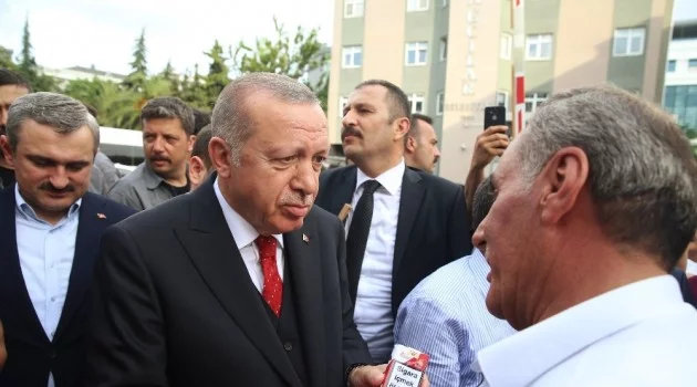 Cumhurbaşkanı Erdoğan, bir vatandaşın paketini alarak sigarayı bırakmasını istedi