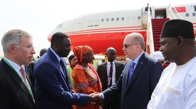 Cumhurbaşkanı Erdoğan, Gambiya’da resmi törenle karşılandı