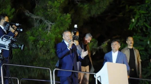 Cumhurbaşkanı Erdoğan Huber Köşkü önünde toplanan kalabalığa seslendi