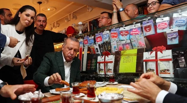 Cumhurbaşkanı Erdoğan Samsun simidi yedi