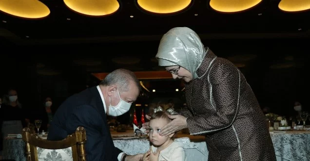 Cumhurbaşkanı Erdoğan ve eşi Emine Erdoğan sağlık ve sosyal hizmet çalışanı kadınlarla bir araya geldi