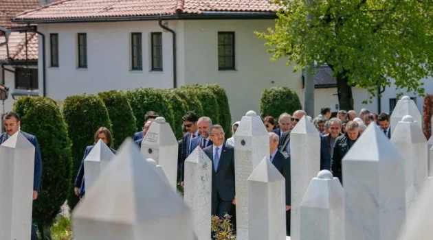 Cumhurbaşkanı Yardımcısı Oktay, Bosna Hersek’in ilk Cumhurbaşkanı İzzetbegoviç’in kabrini ziyaret etti