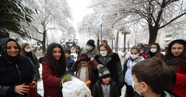 Denetime çıkan Başkan Şahin, polis ve çocuklarla kar topu oynadı