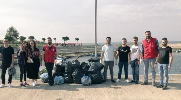 Deniz kıyısından bir saatte 13 büyük poşet çöp topladılar