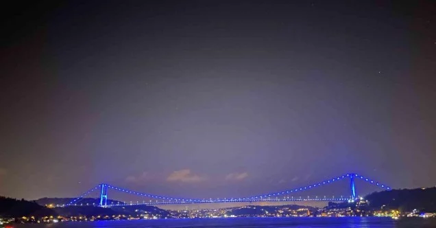 Denizcilik ve Kabotaj Bayramı için Fatih Sultan Mehmet Köprüsü mavi renge büründü