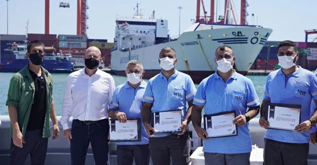 Denizi kirleten gemiyi telefonla kaydettiler, MIP’ın verdiği ödülü yangın bölgesine bağışladılar