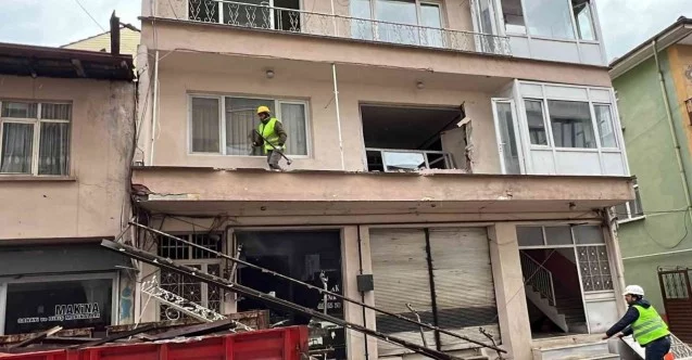 Deprem bölgesinde ağır hasarlı ilk evin yıkımına başlandı