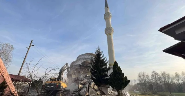 Depremde ağır hasar gören 35 yıllık cami yıkıldı
