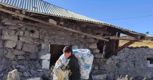 Depremde evleri yıkılan vatandaşlar çadırlara yerleşiyor