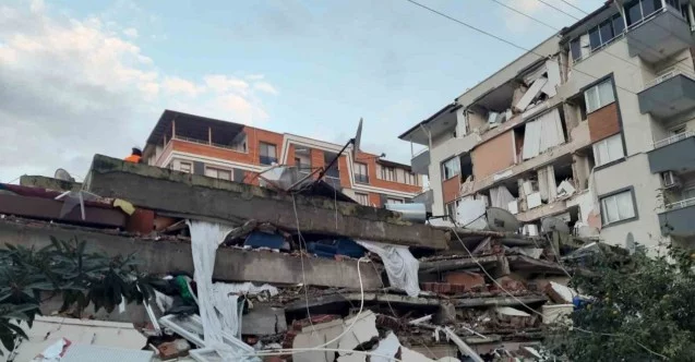 Depremde yıkılan apartmandan 3 çocuk sağ kurtarıldı