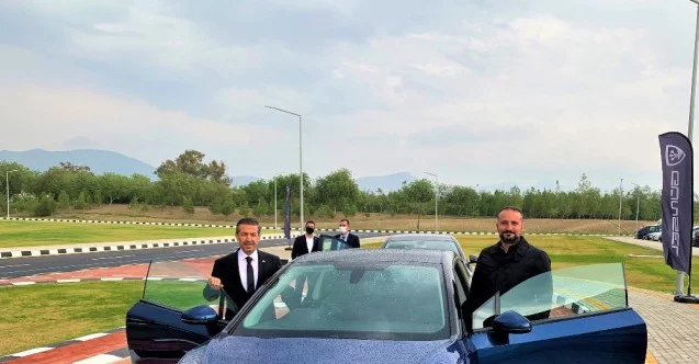 Dışişleri Bakanı Tahsin Ertuğruloğlu, KKTC’nin yerli otomobilini test etti