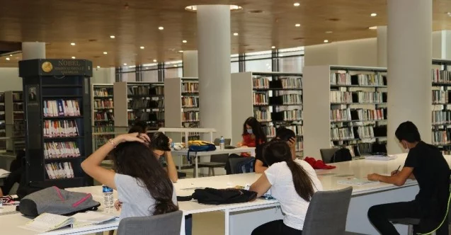 Diyarbakır’da 200 bin kitaplı kütüphaneden 24 saat hizmet