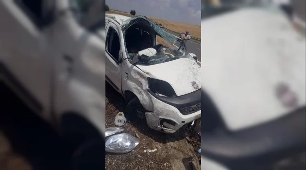 Diyarbakır’da hafif ticari araç refüje çarptı: 1 ölü, 3 yaralı