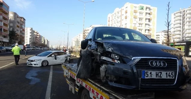 Diyarbakır’da kayganlaşan yolda zincirleme trafik kazası: 1 yaralı