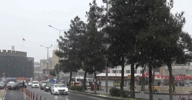 Diyarbakır’da yılın ilk kar yağışı başladı
