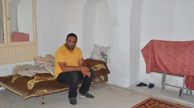 Doğduktan sonra cami avlusunda bırakılan Mardinli Çetin hayata tutunmaya çalışıyor