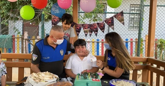 Doğum gününde babasının polis sürprizi çocuğu ağlattı