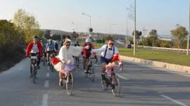 Düğünden sonra Bilecik’e bisikletle geldiler