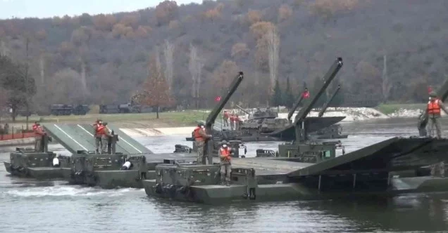 Durgun sulardan geçiş tatbikatı: Askeri araçlar göletin içinden geçti