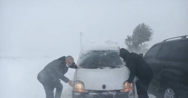 Edirne Valisi, karda mahsur kalan araçları itti