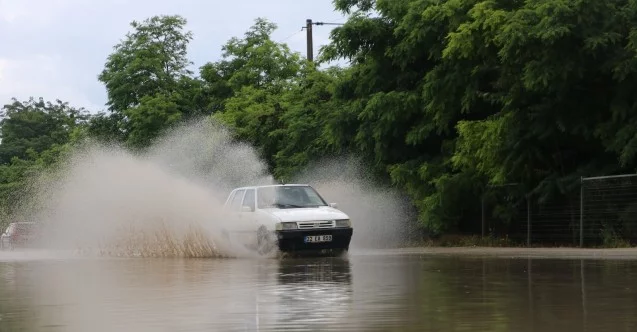 Edirne’de yağmur sonrası yollar göle döndü