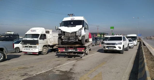 Edremit’te minibüsler çarpıştı: 11 yaralı