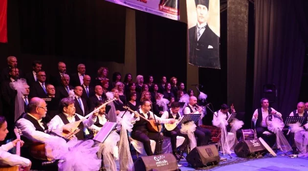 Efeler Belediyesi Türk Halk Müziği Korosu dinleyenleri mest etti