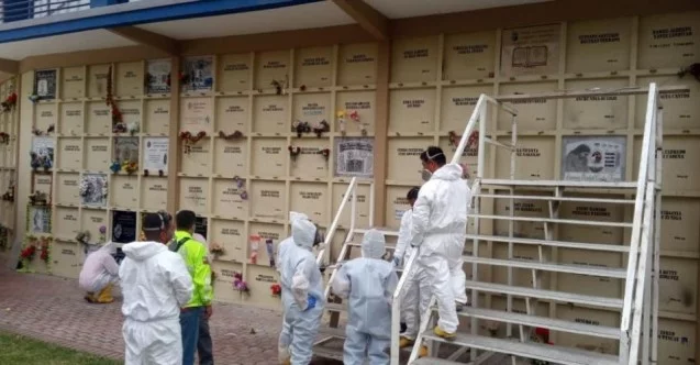 Ekvador’da korona virüsten ölenler mezardan çıkarılıyor