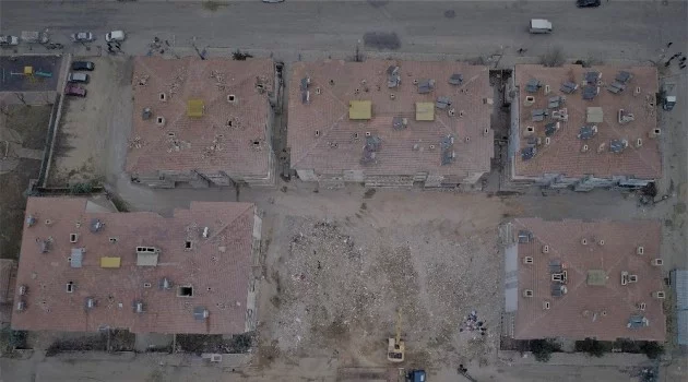 Elazığ’da depremle çöken binalarda enkaz kaldırma çalışmaları