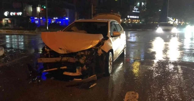 Elazığ’da otomobil ile minibüs çarpıştı: 1 yaralı