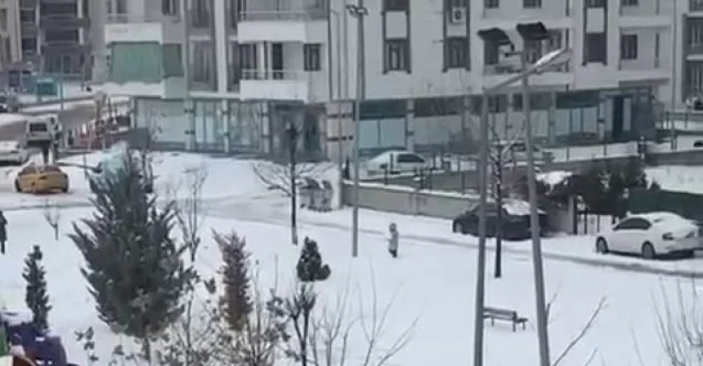 Elazığ’da polis çocuklarla kar topu oynadı