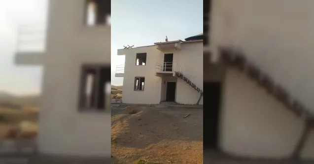 Elazığ’da şiddetli rüzgar 3 evin çatısını uçurdu