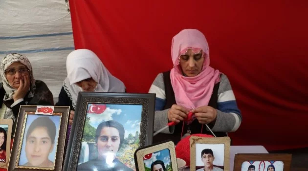 Elazığ’daki depremzedelere bir destek de evlat nöbetindeki annelerden