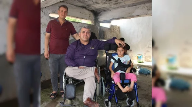 Engelli maaşıyla engelli kıza tekerlekli sandalye aldı